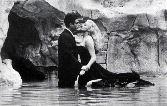 la Fontana de Trevi es donde Anita Ekberg se vistió con un vestido de gala en el clásico de Fellini La Dolce Vita