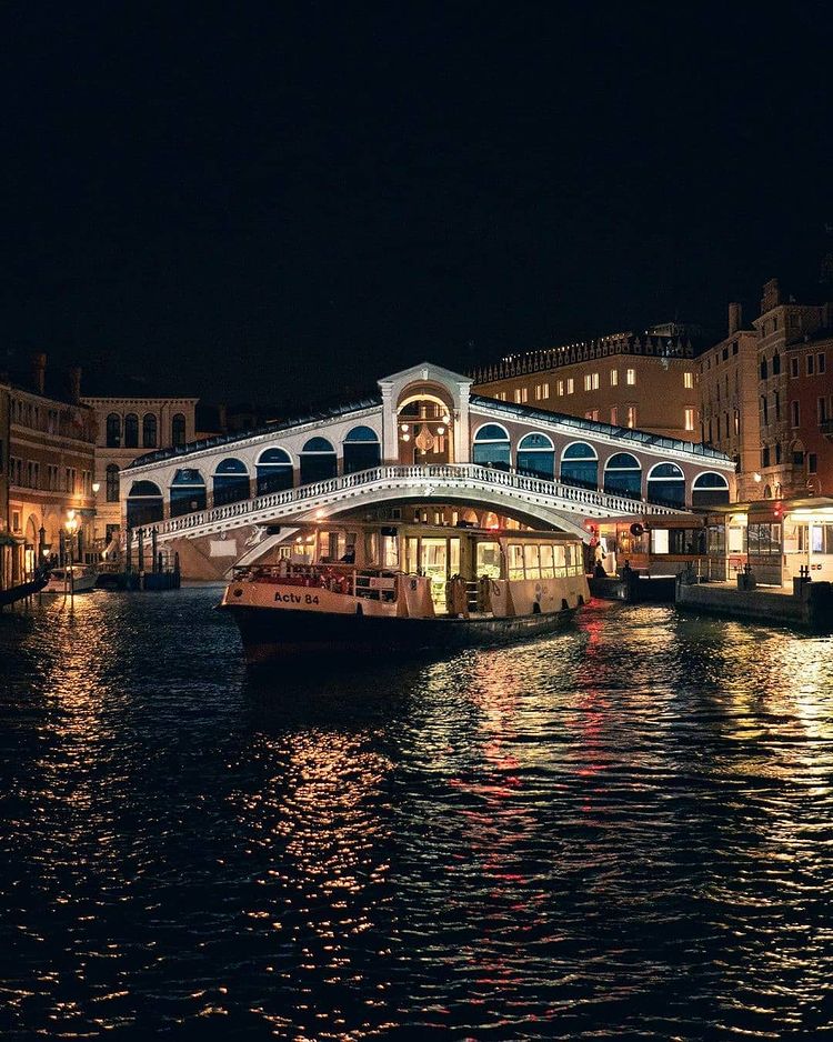 Puente de rialto en venecia de noche