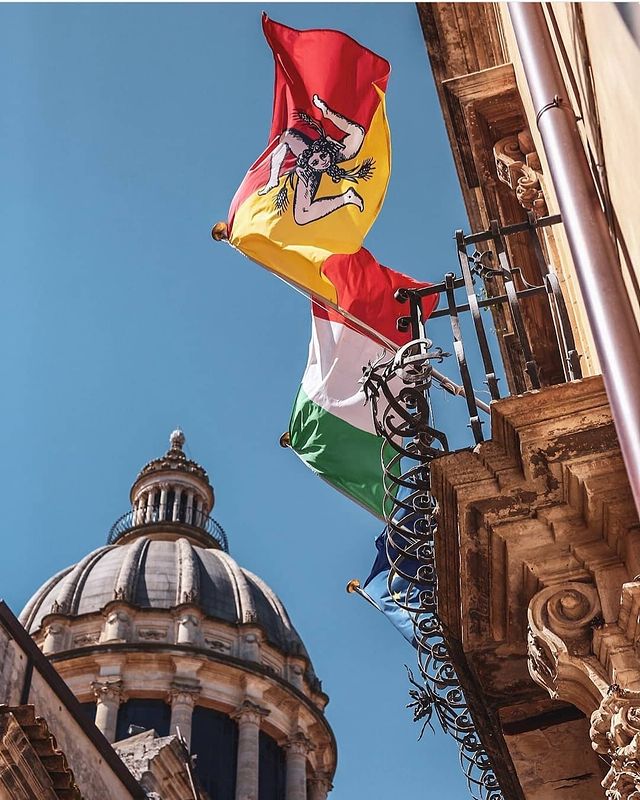 alojamiento en italia banderas de italia y sicilia en ragusa