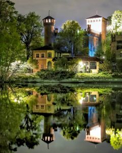 vista nocturna del borgo medievale de turin