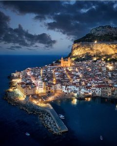 Vista aerea nocturana de Cefalú sicilia