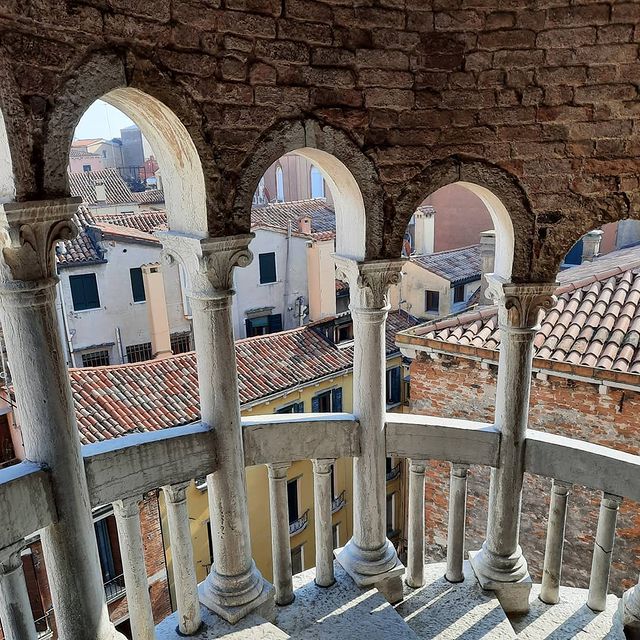 detalle de la escalera de scala dei bovolo en palacio contarini