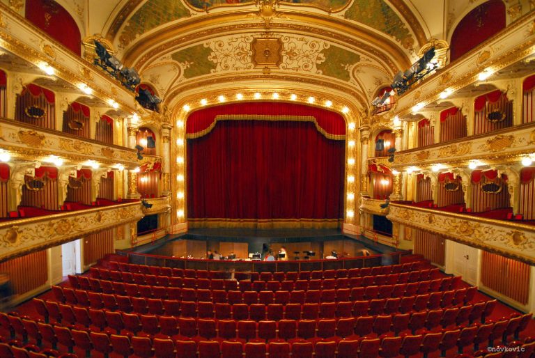 interior del teatro nacional croata