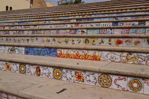 ceramica adornando escaleras en mazara del Vallo sicilia