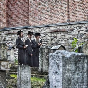 rabinos en el cementerio remuh de cracovia