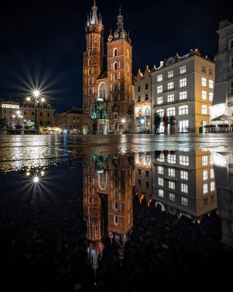 Las Torres de la Basilica de Santa Maria en Cracovia de noche