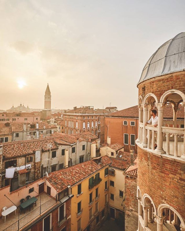 vista desde lo alto de la scala bovolo de contarini en venecia