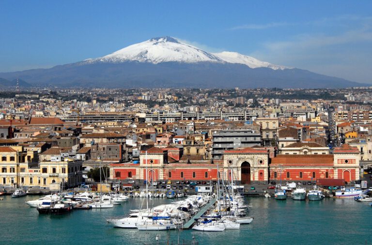 Vistas de Catania con el Etna al fondo desde el puerto