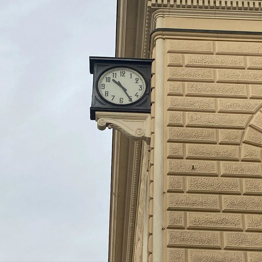 Reloj parado de la estación de Bolonia