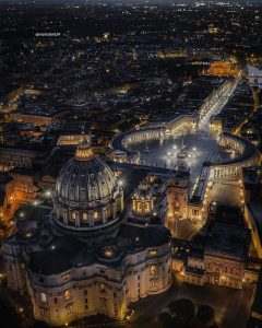 Plaza de San Pedro del Vaticano vista aerea nocturna