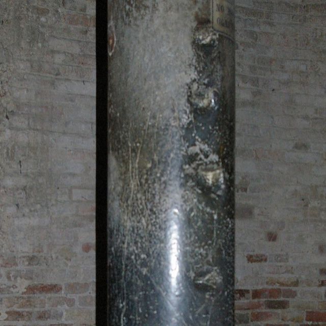 columna negra de la basilica del sepulcro en las sieste iglesias de bolonia