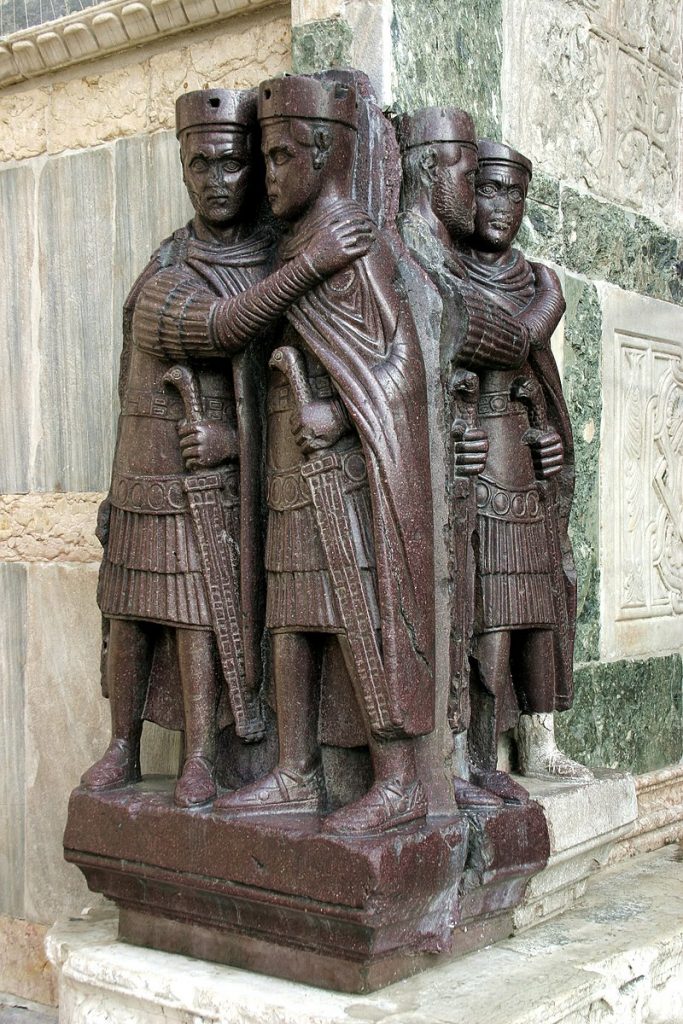 I tetrarchi (dal greco "quattro regnanti") furono i quattro co-regnanti che governarono l'impero romano durante la riforma di Diocleziano. Qui sono ritratti mentre si abbracciano, in segno di concordia e armonia, in una scultura in porfido del IV secolo d.C., di provenienza orientale, oggi a Venezia sull'angolo di San Marco, accanto alla "Porta della Carta". 