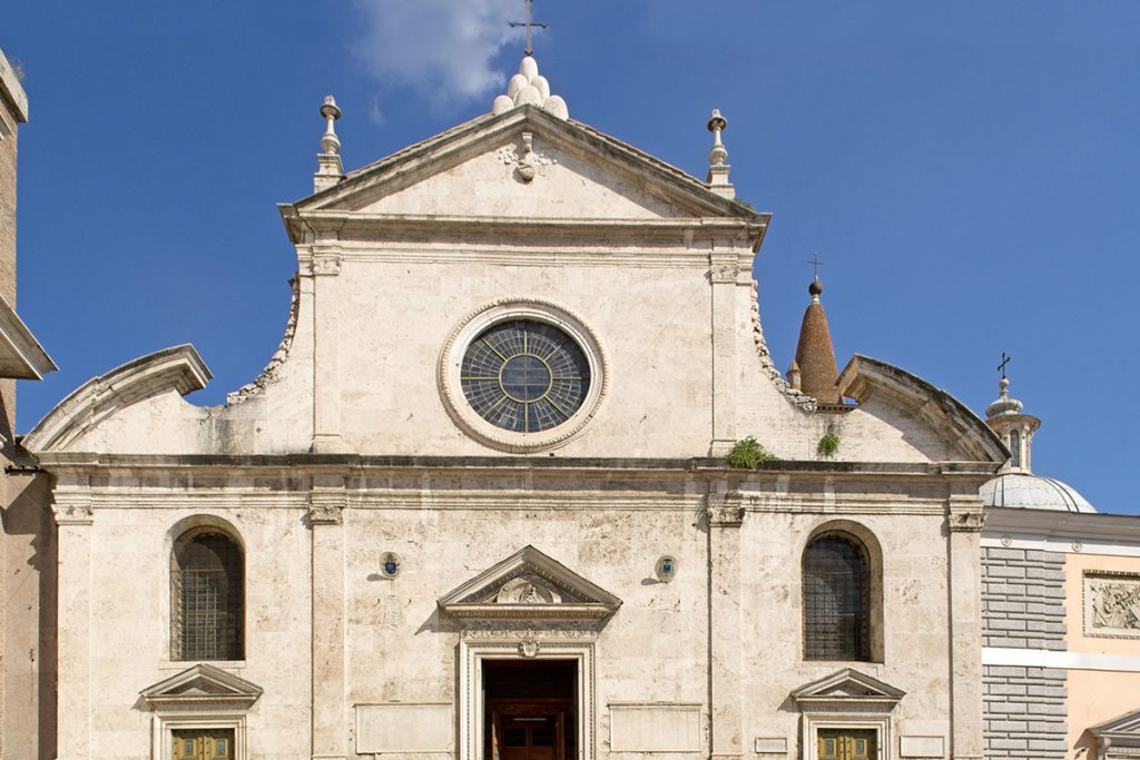 La fachada exterior de la Basílica de Santa María del Popolo
