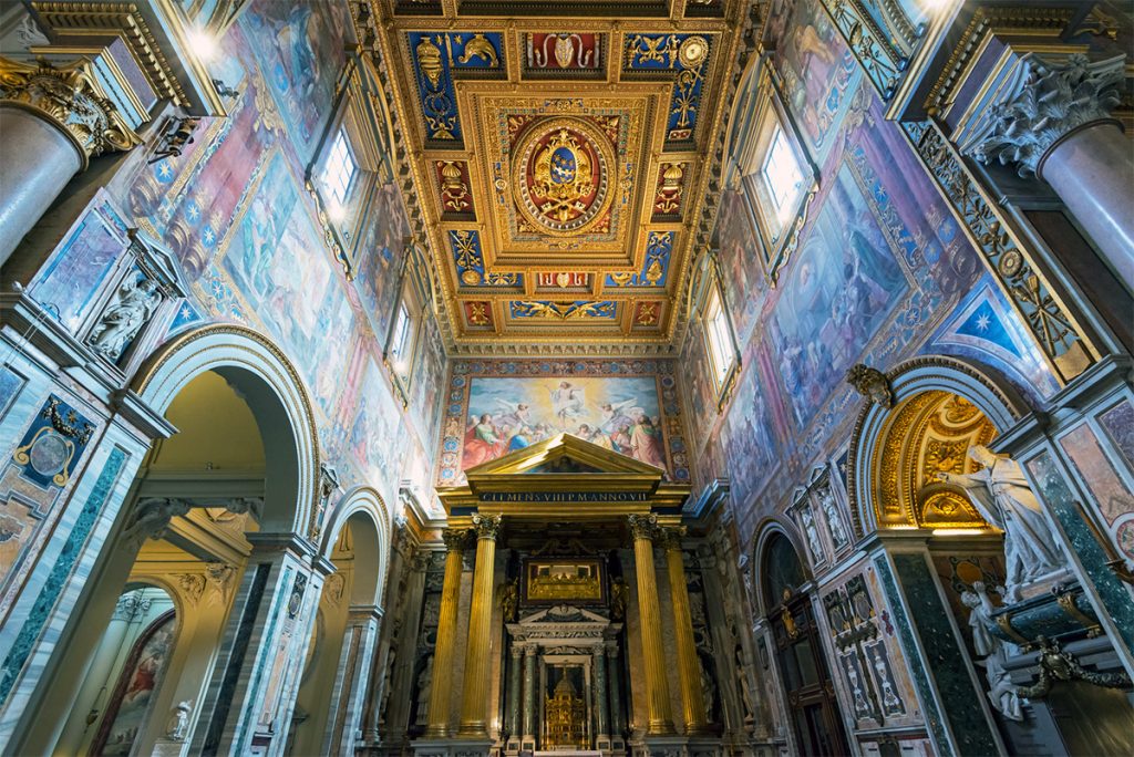 La Basílica de San Giovanni in Laterano - El techo y el relicario
