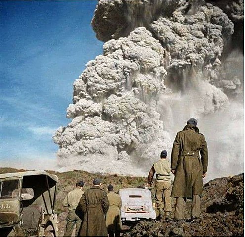 Soldados del Quinto Ejército estadounidense observan la erupción de 1944 