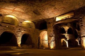 interior de las cacumbas de San Gaudioso en Napoles