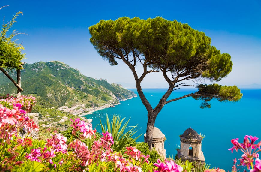 Vista de postal de la famosa costa de Amalfi desde Ravello, Italia
