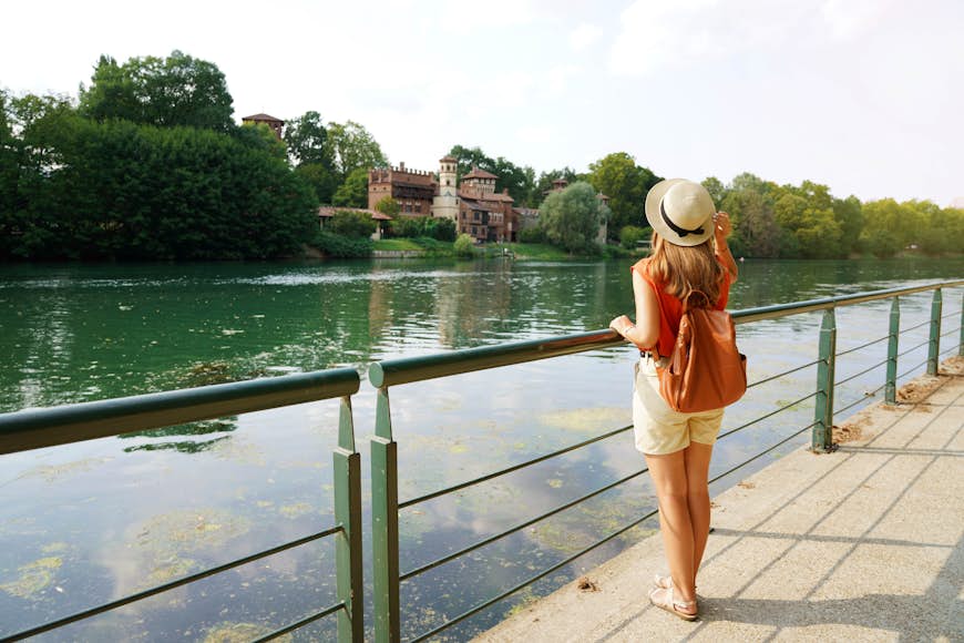 que ver en turin; Una mujer mira a través del río Po en Turín en el Borgo Medievale