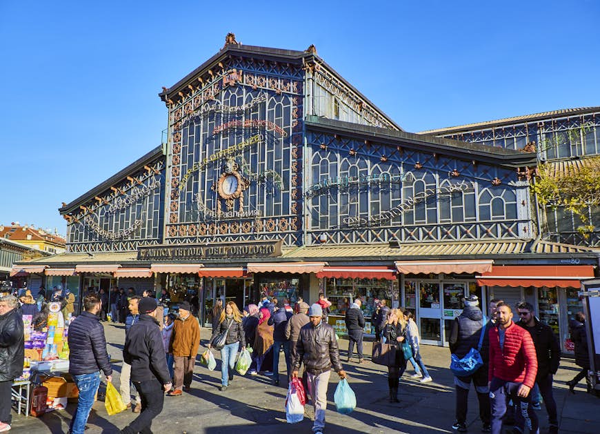 Que ver en turin, El pabellón del reloj antiguo en el mercado de Porta Palazzo en Turín, Italia