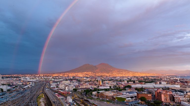 clima y temperatura de Napoles, arcoiris sobre el monte vesubio con vistas de Napoles desde santelmo
