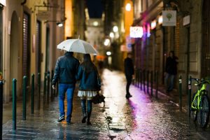 Barrios de Turin, pareja caminando por un barrio de turin