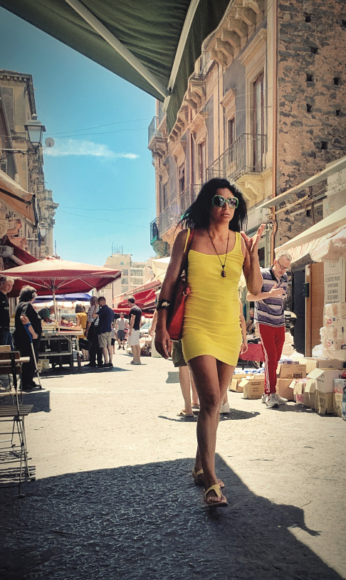 barrios de palermo, una turista camina por un mercado de una barrio de Palermo