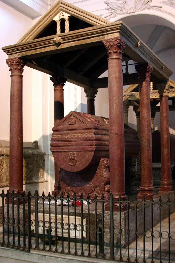 El sarcófago de 
Federico II . 
Detrás se puede ver el sarcófago de 
Roger II de Sicilia
