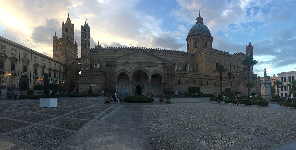 La basílica de la catedral de Palermo durante puesta del sol 
