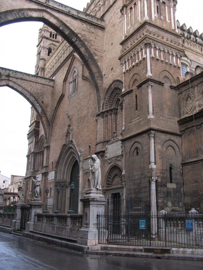 La fachada de la catedral de Palermo en via Bonello 