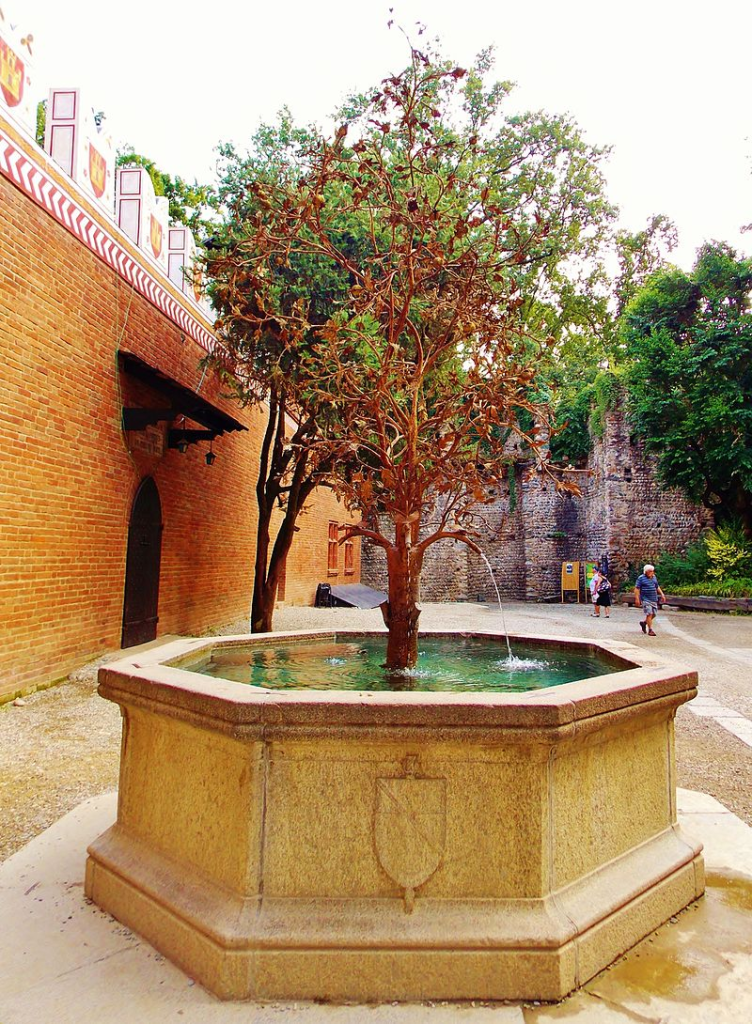Árbol de granada en hierro forjado, pueblo medieval de Turín 