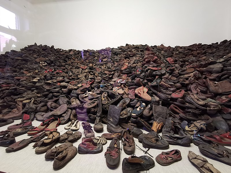 Zapatos recogidos y conservados en el museo del Campo de concentración de Auschwitz 
