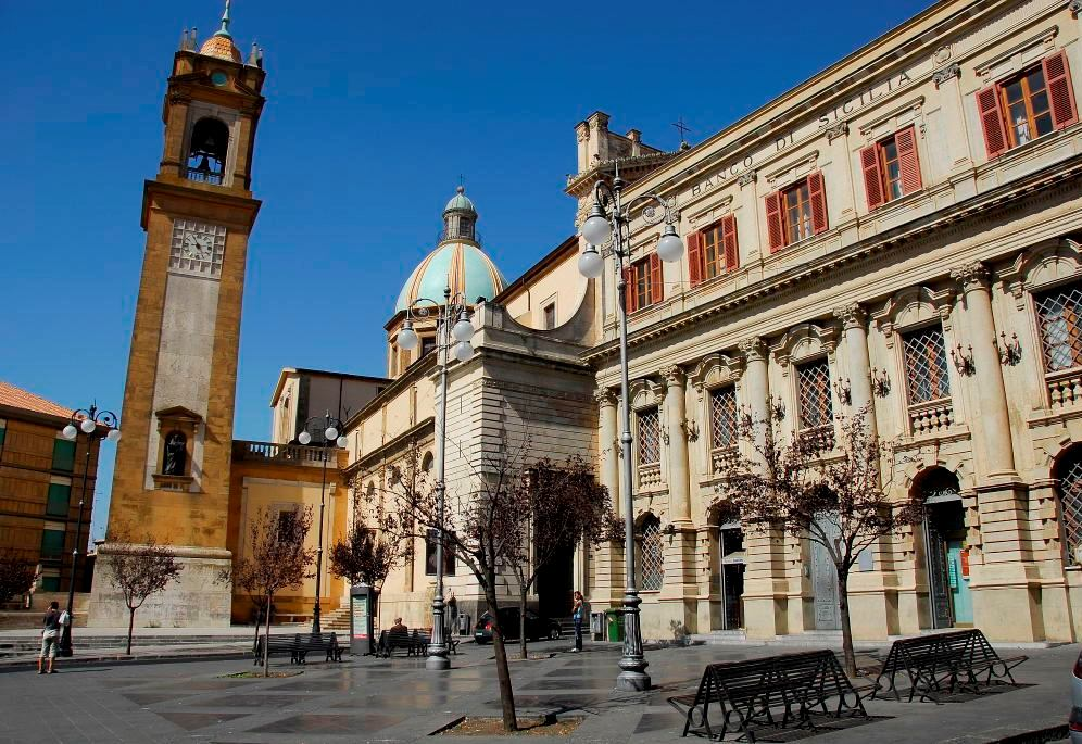 Piazza Umberto I, en evidencia el campanario de la Catedral y Monte delle Prestanze , una sucursal de UniCredit desde el siglo XX. 