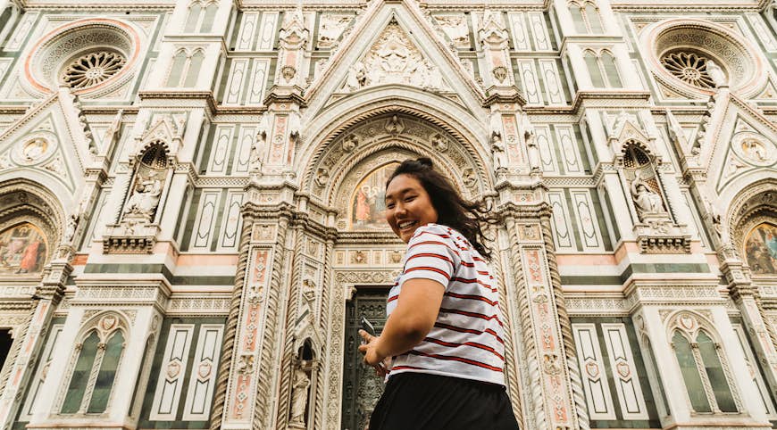 que ver en italia. Turista asiático visitando Florencia, Italia