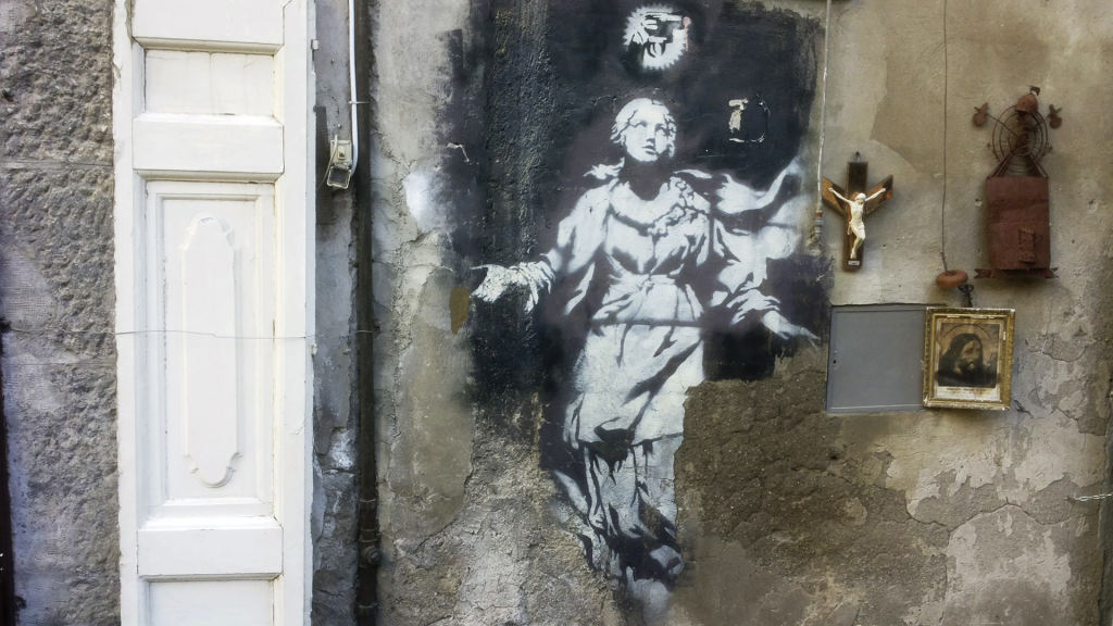 Virgen de la Pistola de Banksy en Nápoles: Arte urbano y devoción popular