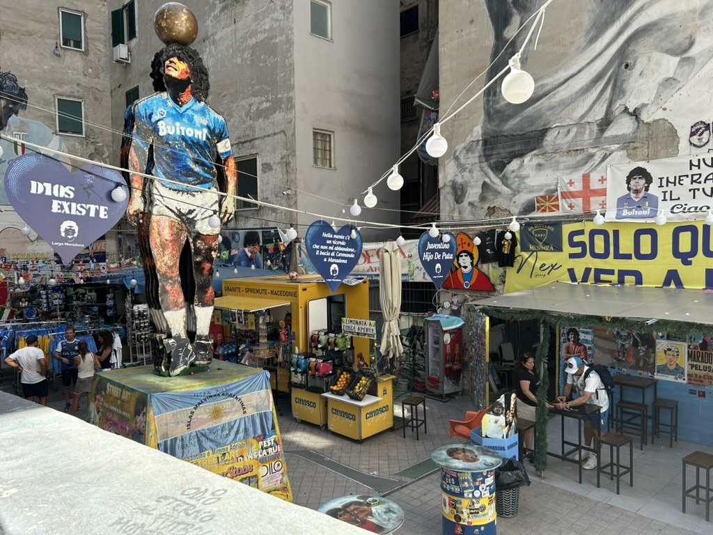 Largo Maradona: El santuario callejero en los Quartieri Spagnoli