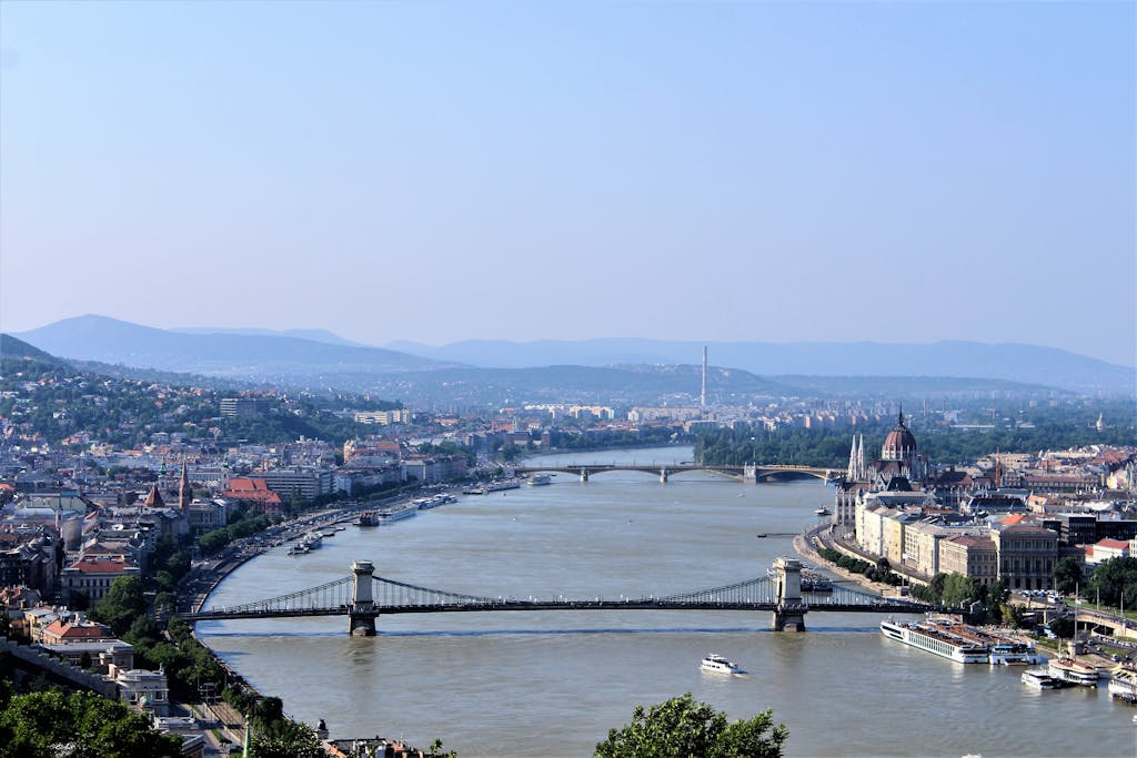que ver en Europa, Budapest,Breathtaking aerial view of Budapest with Chain Bridge and Danube River, showcasing urban beauty and architectural landmarks.