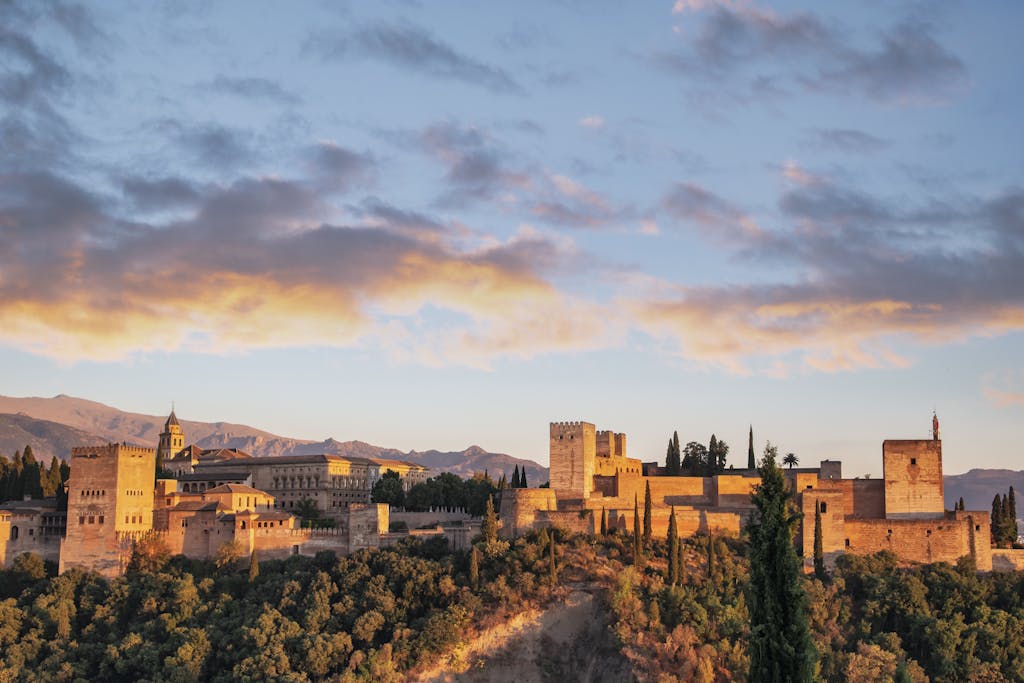 que ver en Europa, GRanada. Stunning view of Alhambra Palace during sunrise in Granada, Spain.