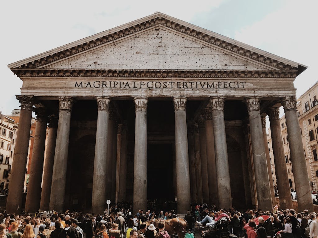 que ver en Europa, Roma. A bustling crowd gathers outside Rome's ancient Pantheon, a renowned architectural landmark.