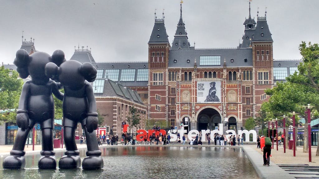 Que ver en Europa, Amsterdam. The Rijksmuseum facade with modern art sculptures and reflection in Amsterdam.