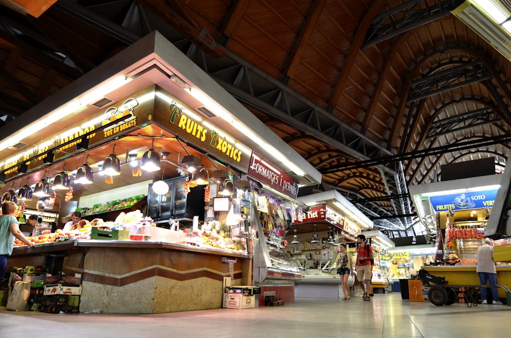 Que y donde comprar en Barcelona.Explore the lively atmosphere of Mercat de Santa Caterina, a bustling market in Barcelona, Spain.