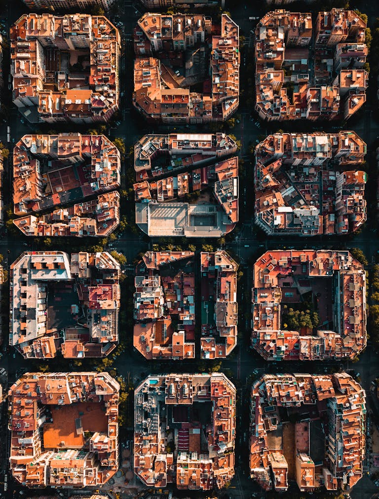 Guia para Viajar a Barcelona; Stunning aerial photograph of Barcelona's distinct city block pattern.