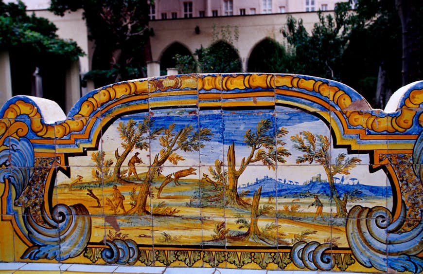 Claustro de azulejos de la Basílica de Santa Chiara.