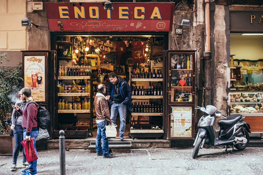 Gama de la tienda de vinos en la antigua calle popular de Nápoles, Italia