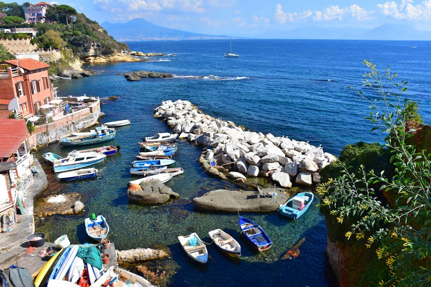 Los barcos atracaron en el pequeño puerto de Marechiaro con el Vesubio en el fondo Nápoles Italia