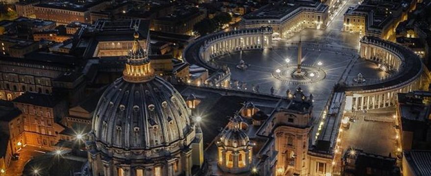Plaza de San Pedro del Vaticano vista aerea nocturna