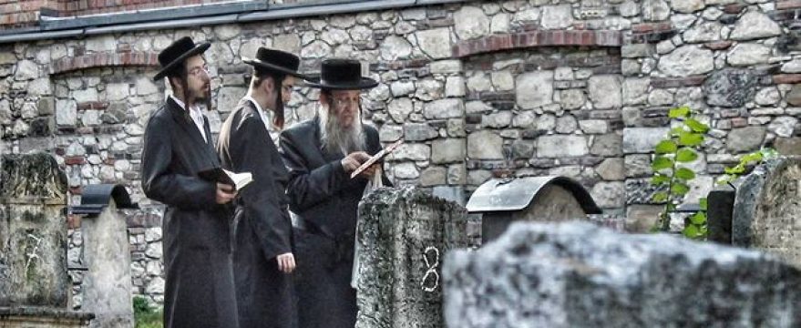 rabinos en el cementerio remuh de cracovia