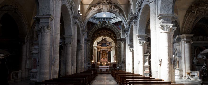 Interior de la Basilica de Santa Maria del Popolo de Roma